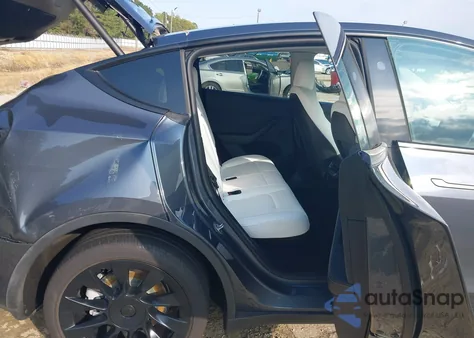 2023 Tesla Model Y Awd/Long Range Dual Motor All-Wheel Drive z USA, uszkodzony, nr VIN 7SAYGDEE4PA167984